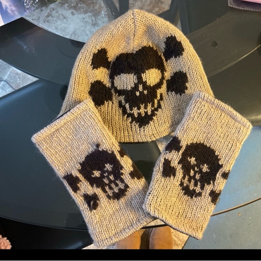 Women’s winter hat and fingerless gloves set